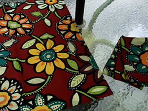 Decorative towel featuring bold colorful flowers. (TWL-001)