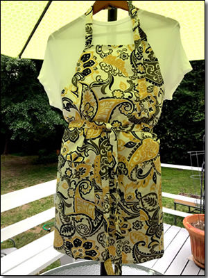 Chef’s apron featuring gold and black paisley design. (APR-010)